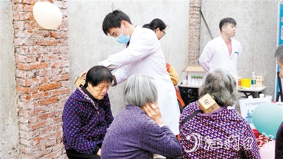 村民在中醫(yī)集市可以體驗刮痧、艾灸、拔罐等中醫(yī)療法。
