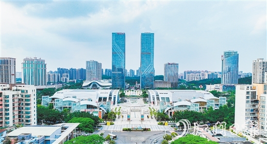 環(huán)市街道不斷提升轄區(qū)商圈整體競爭力，為消費市場注入更多創(chuàng)新元素和活力。圖為環(huán)五邑華僑廣場商圈。劉淑君
