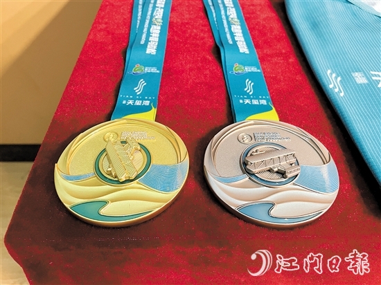 獎(jiǎng)牌設(shè)計(jì)巧妙融合“馮如一號(hào)”飛機(jī)、錦江河流和溫泉等元素，展現(xiàn)恩平的獨(dú)特魅力。