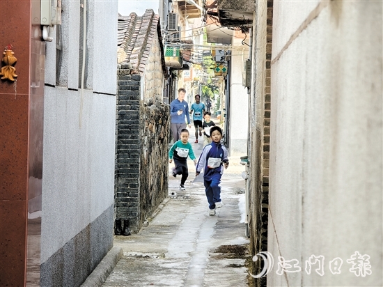 參加定向比賽的選手們穿梭于昌梅村中，感受恩平美麗鄉(xiāng)村的魅力