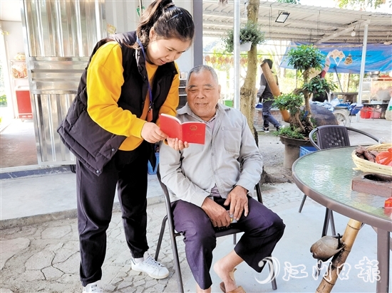 那吉鎮(zhèn)人大代表向群眾普法。