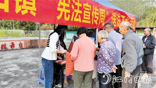 大田鎮(zhèn)開展憲法宣傳下鄉(xiāng)活動。