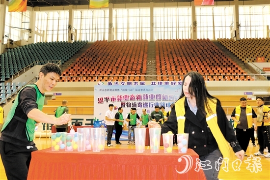 各支隊(duì)伍的隊(duì)員使出渾身解數(shù)，為榮譽(yù)而戰(zhàn)。