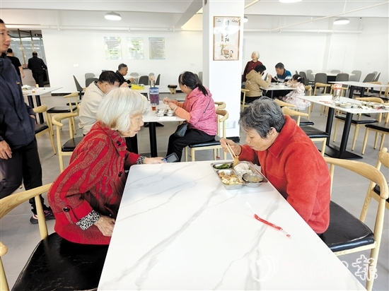 錦江社區(qū)長者食堂的飯菜價格“接地氣”，整潔、衛(wèi)生的環(huán)境令大家安心、放心。