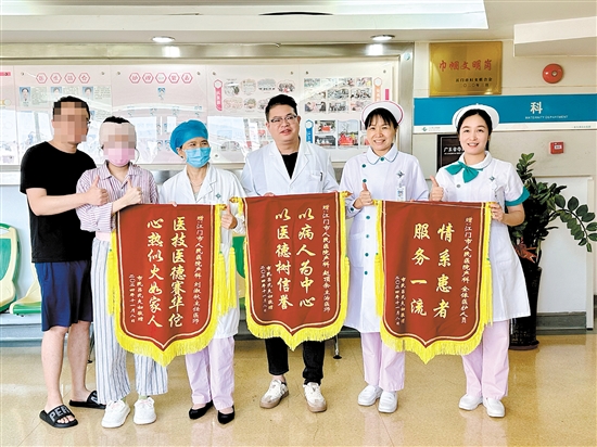 呂女士和丈夫送上錦旗表達感激之情。