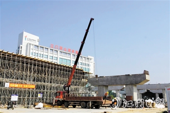 在國道325線鶴山址山至開平塘口段改建工程現(xiàn)場(chǎng)，施工隊(duì)伍正在緊張施工中。