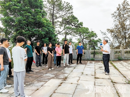 學(xué)員們聽非遺傳承人講述開元塔的故事。