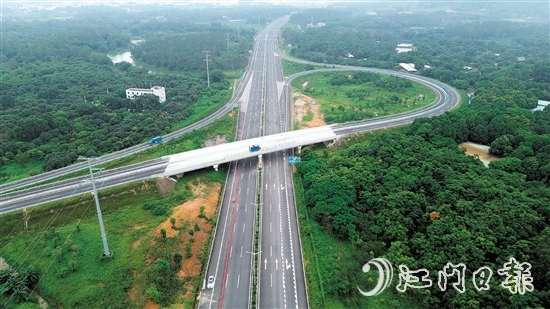 公用集團(tuán)黨委全力打造“先鋒工地”，國道G240項目工程隊的黨員發(fā)揮先鋒模范作用，嚴(yán)抓進(jìn)度、質(zhì)量、安全。