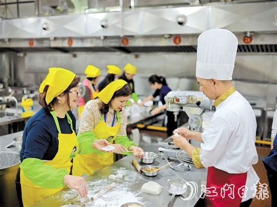 臺山市婦女聯(lián)合會和香港臺山社團總會婦女會的代表們一同學(xué)習(xí)制作僑鄉(xiāng)特色糕點。
