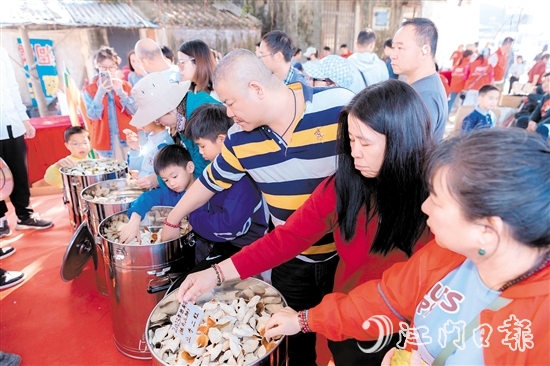 游客感受不同年份的新會(huì)陳皮顏色和香氣。