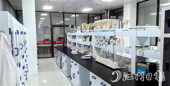 華鰲合金成為與華南理工大學深入開展校企合作的高新企業(yè)之一，雙方致力于先進金屬材料的前沿技術研發(fā)。