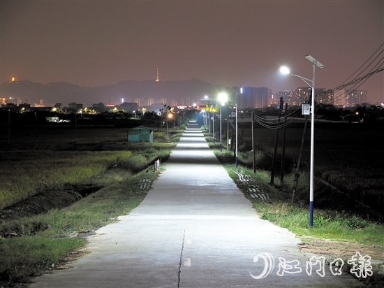 在古勞鎮(zhèn)大埠村，新安裝的太陽(yáng)能路燈照亮村民的回家路。