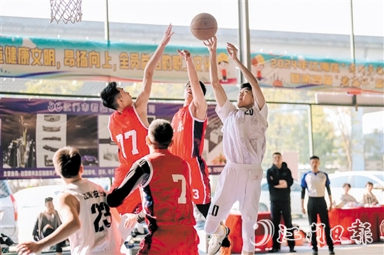 球員在賽事收官戰(zhàn)中拼盡全力、賽出風(fēng)采。