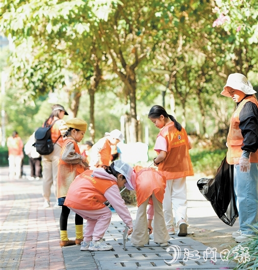 江門市范羅岡小學(xué)家長(zhǎng)志愿服務(wù)隊(duì)通過“大手拉小手”的形式，在范羅岡小學(xué)濱江校區(qū)周邊開展全方位清潔巡查。