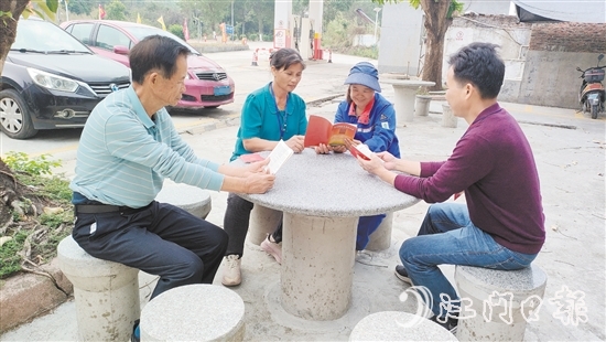 牛江鎮(zhèn)人大代表向群眾發(fā)放憲法宣傳冊(cè)，為他們答疑解惑。