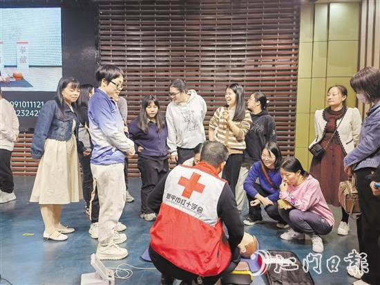 培訓(xùn)導(dǎo)師圍繞心肺復(fù)蘇和AED設(shè)備的聯(lián)合使用等急救知識(shí)技能進(jìn)行授課，對(duì)操作技術(shù)要領(lǐng)進(jìn)行詳細(xì)講解和同步示范。