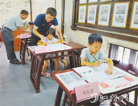 學(xué)生在“青少年學(xué)堂”舉辦的培訓(xùn)班上學(xué)習(xí)書法。
