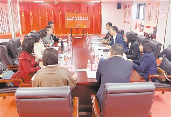 與會(huì)者進(jìn)行深入交流。
