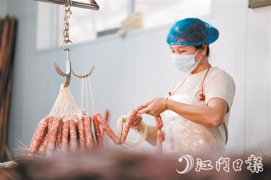 工人加緊制作臘味，應(yīng)付接踵而來的訂單。
