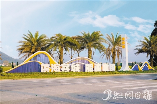 赤溪鎮(zhèn)以最美姿態(tài)迎接“流量”到來，圖為高速路口入口通道。