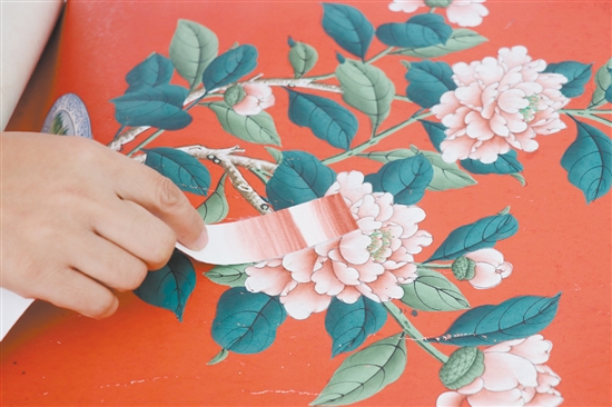 調(diào)色師在比對顏色，差一點都不行。