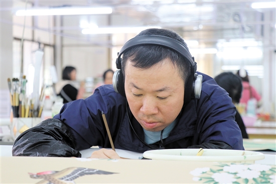 畫師戴著耳機，可以讓精神更專注。（受訪者供圖）