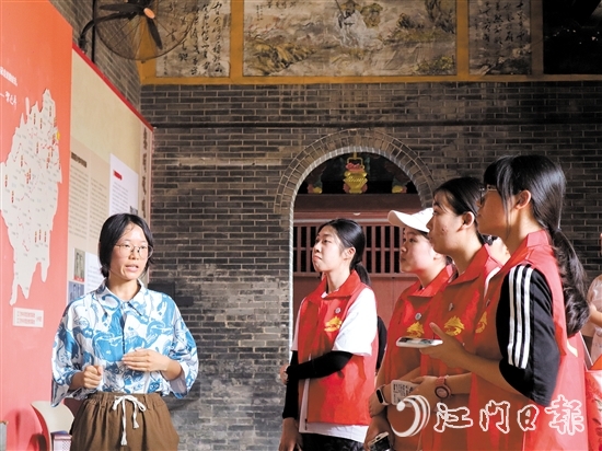 “行走中的黨課”讓學(xué)習(xí)形式“活”起來、“動(dòng)”起來、“熱”起來。圖為黨員到南村村參觀學(xué)習(xí)。