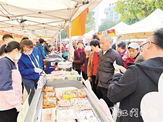 不少市民前來感受傳統(tǒng)節(jié)日氛圍，購買心儀的農(nóng)產(chǎn)品。