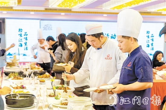評委們用專業(yè)的味蕾去感受每一道菜的獨(dú)特風(fēng)味。受訪者供圖
