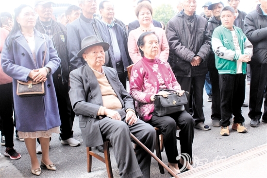 老縣長(zhǎng)馮炎攜夫人參加活動(dòng)。