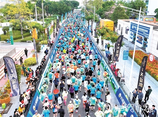 2024恩平溫泉半程馬拉松歡樂(lè)開(kāi)跑。徐衛(wèi)良