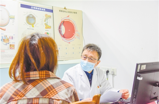 彭超為患者開具處方。