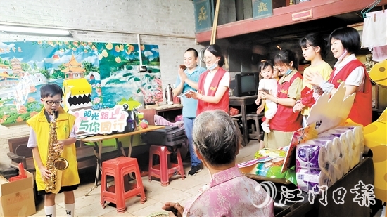 多個文明實踐服務(wù)項目精準(zhǔn)對接“一老一小”關(guān)鍵群體的服務(wù)需求，通過匯聚多方力量，為他們送溫暖、送服務(wù)、解難題，繪就一幅幅“朝夕美好”的新畫卷。