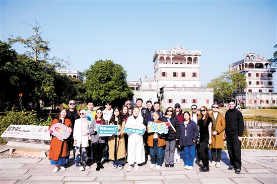國際旅行商、旅行達(dá)人在開平自力村碉樓群景區(qū)合影留念。