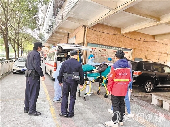網(wǎng)格員協(xié)助醫(yī)護(hù)人員救助突發(fā)意外的老人。