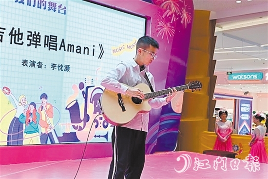 吉他手為觀眾帶來彈唱表演。