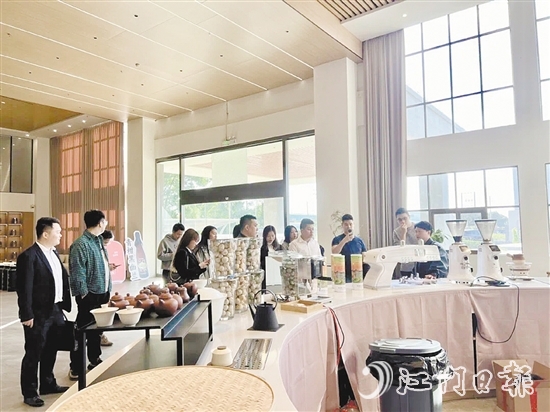 港澳青年參觀臺(tái)山企業(yè)，了解臺(tái)山經(jīng)濟(jì)發(fā)展?fàn)顩r和青年創(chuàng)業(yè)環(huán)境。