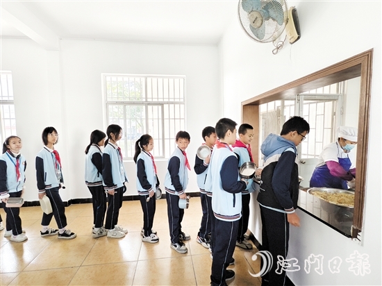 汶村鎮(zhèn)中心小學(xué)飯?zhí)媒?jīng)過(guò)改造，改善了學(xué)生的用餐環(huán)境。