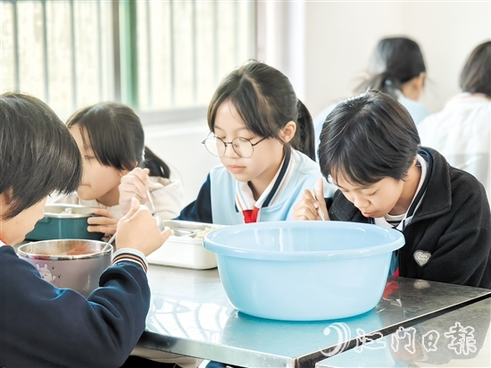 汶村鎮(zhèn)中心小學(xué)飯?zhí)酶脑旌笮略隽俗雷樱鉀Q了座位嚴(yán)重不足問(wèn)題。