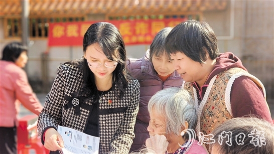 宣傳人員向村民普及金融知識(shí)。
