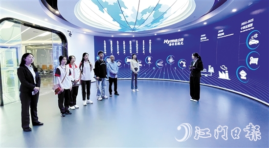 江門海目星的激光設(shè)備融入了工業(yè)機器人、數(shù)控機床、5G等技術(shù)，可以在部分流程實現(xiàn)全自動化生產(chǎn)。