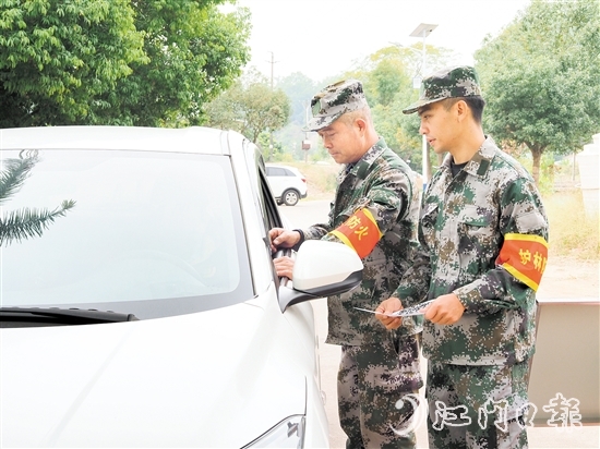 雅瑤鎮(zhèn)森林防火值守點工作人員正在對進入林區(qū)的車輛進行登記。