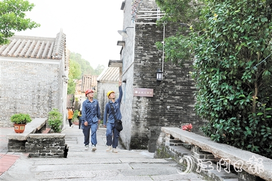 鶴山供電局大力提升新時代鄉(xiāng)村電氣化水平。圖為供電人員在雅瑤鎮(zhèn)陳山村開展日常巡檢工作。
