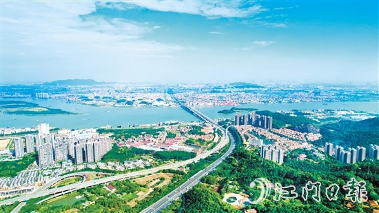 今年以來，鶴山市以拔頭籌、爭上游的奮進姿態(tài)，建典型、作示范，推動“百千萬工程”加力提速、全面突破。圖為鶴山城區(qū)新貌。