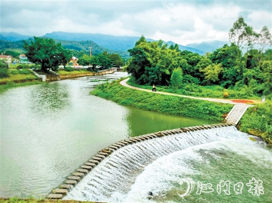 鶴山市深入推進全域水經濟試點建設、河湖長制工作，治理保護水環(huán)境，大力發(fā)展水經濟，做好做活“水文章”。圖為鶴城鎮(zhèn)三堡河五星村段。