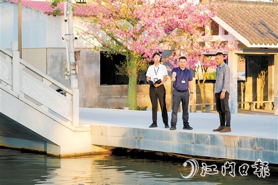 新會區(qū)紀(jì)檢監(jiān)察干部到廣東省鄉(xiāng)村振興示范村——大鰲鎮(zhèn)東風(fēng)村開展監(jiān)督檢查，深入了解河道日常管護(hù)治理、隱患排查等情況。