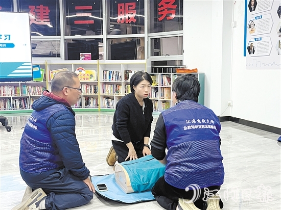 志愿者們利用模擬人進行現(xiàn)場演示，并指導(dǎo)居民進行實操訓(xùn)練。