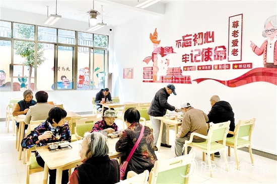 長(zhǎng)者在甘化社區(qū)居家養(yǎng)老服務(wù)站就餐。