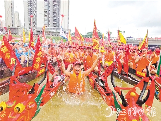 棠下端午龍舟會(huì)現(xiàn)場(chǎng)熱鬧非凡。