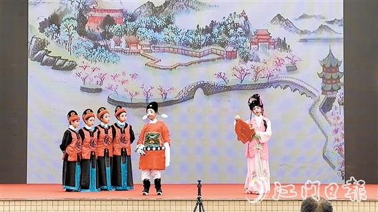 “小小紅豆班”小學(xué)員表演粵劇折子戲《春草鬧堂之上路》。